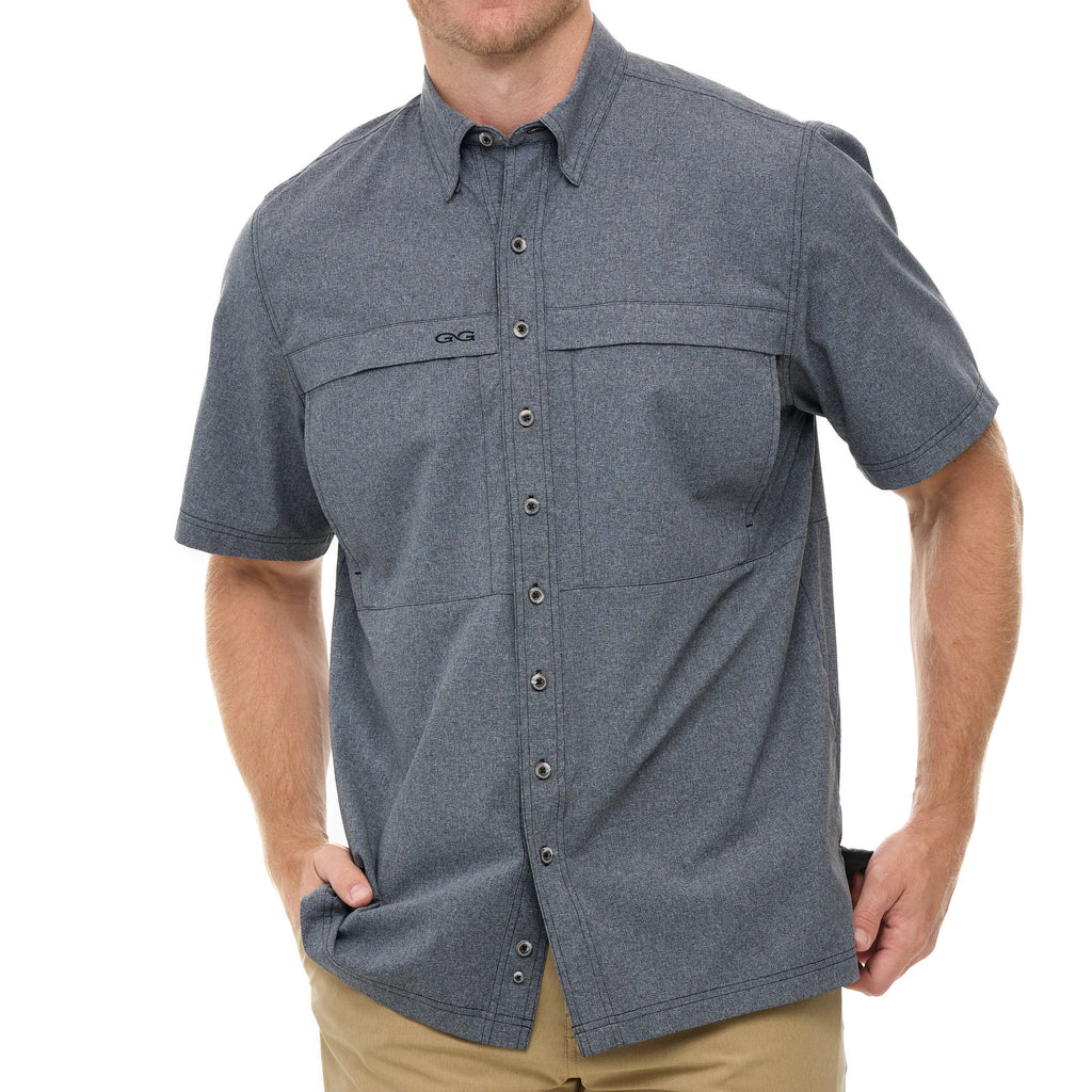 Men's gray short-sleeve button-up hunting shirt with chest pockets and GGG logo, ideal for outdoor adventures